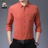 Camisa de manga larga de color liso para hombre 2021 verano nueva casual joven y de mediana edad color liso bolsillo con botón forro venta al por mayor
