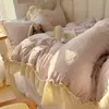 Conjunto de quatro peças em veludo de leite bordado com renda francesa, estilo princesa A, totalmente fosco, colcha e conjunto de lençóis de veludo espessado
