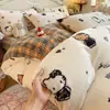 Juego de ropa de cama de cuatro piezas de terciopelo de leche engrosado de grado A con estampados de dibujos animados, que incluye una funda de edredón y una sábana bajera, adecuado para otoño e invierno, y diseñado para dormitorios estudiantiles