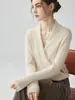Nuevo suéter de cachemir puro para mujer de otoño e invierno, tejido con un escote cruzado, una capa interior cálida y versátil, que irradia elegancia y un estilo relajado y casual