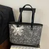 Bolsa Tote de Gran Capacidad para Mujer, Estilo Floral Sencillo, Bolso de Hombro de Diseño Nicho para el Trabajo y los Viajes Diarios, Bolso de Mano Versátil para Mujer
