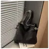 Bolsos de mezclilla al por mayor para exportación, nuevos diseños elegantes para mujer, gran capacidad, adecuados para el trabajo, se pueden llevar debajo del brazo o como bolso de hombro