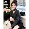 Suéter cinza estiloso com gola halter e decote V para mulheres, novo modelo de inverno 2025, casual e sofisticado, top de tricô grosso