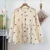 Coleção Outono 2026: Camisa feminina estilo boneca de manga longa com gola alta bordada em jacquard estilo japonês, cardigã e top - atacado