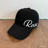 Boné de Baseball Bordado Lateral com Rosa, Versátil para Primavera e Verão, Estilo Coreano, Boné de Topo Macio de Alta Qualidade, Moderno e Versátil