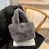 Bolsa de mão de pelúcia nova outono/inverno 2026, macia e quente, design simples, adequada para ir ao trabalho e fazer compras, bolsa de pulso