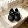 Zapatos Mary Jane lindos de punta redonda con retazos de gamuza retro 2026 para niños, zapatos casuales de otoño versátiles de suela baja con doble correa de hebilla