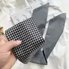 Lenço de Seda Pequeno Xadrez Estilo Francês para Primavera e Verão, Versão Longa Estreita, Estilo Simples Versátil com Toque de Luxo, Fita para Prender o Cabelo