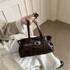 Bolso pequeño cuadrado de moda este año, estilo japonés y coreano, para mujer, nueva colección de verano 2026, bolso de hombro con correa de cuero tachonada, bolso de axila para el trabajo