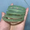 Venta al por mayor de fábrica especie de hielo calcedonia verde frutal delgado brazalete redondo tintineo belleza brazalete 6 mm jade suministro en vivo