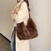 Bolsa de Pelúcia de Grande Capacidade Feminina 2026 Nova Bolsa de Pelo de Inverno Moda Versátil Bolsa de Ombro Bolsa Tote Grande para o Dia a Dia