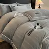 Conjunto de cama de luxo de alta qualidade, cor sólida outono e inverno, veludo de leite, borda larga com fita, quatro peças, Helena, jogo de cama para quarto principal, capa de edredom