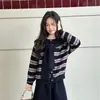 Conjunto de Niña Primavera y Otoño 2025 Estilo Nuevo para Niños Mayores, Cárdigan de Suéter Rayado con Chal, Pantalones Curvos Elegantes para Niños