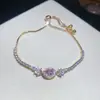 Pulseira geométrica floral oca em formato de diamante de zircônia, um acessório luxuoso e de alta qualidade, uma joia única e estilosa que complementa qualquer look, projetada para mulheres.