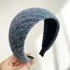 Faixa de Cabeça Larga Listrada Estilo Vintage para Mulheres 2025 Nova Faixa de Cabelo Presilha de Cabelo com Topo Alto Acessório de Cabelo da Moda