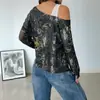 Baifen Clothing moda transfronteiriça 2025 Primavera e Outono Novas Tendências Europeias e Americanas Tops com Gola Assimétrica e Mangas Longas Camiseta Estampada Moderna