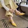 Sapatos Mary Jane femininos Chuyuji estilo francês de bico fino com aumento de altura, retrô, vazados, com uma única tira de fivela, elegantes scarpins de salto alto
