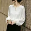 Verão 2026 Novo Top Branco de Manga Longa High-End Francês para Mulheres Gola Redonda Solto Emagrecedor Estilo Suave para o Trabalho