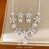 Collar con gancho para la oreja de flor tachonado de circón, cadena para la clavícula de nicho de lujo ligero de alta gama, conjunto de joyería de moda elegante, juego de dos piezas