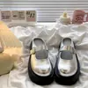 Artículo Caliente de Moda 2026 Verano Nuevo Estilo Japonés Gama Alta Punta Redonda Punta Cerrada Medias Zapatillas Gruesas Suela Zapatos Casuales para Mujer al Aire Libre