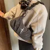 Bolsa Transversal Versátil Plissada Super Moderna de Nicho para o Dia a Dia, Bolsa de Ombro Estilosa com Personalidade, Bolsa Formato Bolinho Estilo Wasteland