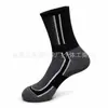 Meias esportivas masculinas transfronteiriças plus size de comprimento médio, meias para basquete e corrida, que absorvem o suor e são respiráveis, com sola tipo toalha, e apresentando um design de letras e color block para exportação