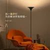 Lámpara de pie decorativa moderna minimalista para mesita de noche de apartamento pequeño, luz de lujo minimalista de hotel, para ambiente de dormitorio, ilumina directamente la pared