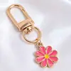 Llavero colgante de aleación con diseño de margarita estilo goteo de aceite, anilla en D dorada, charm de flor multicolor, accesorios para manualidades, venta al por mayor