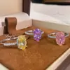 Anillo de Hielo Flor Amarillo Huevo de Paloma Exquisita Artesanía de Gama Alta con Diamante de Alto Carbono y Gema de Litio Púrpura Anillo con Forma Ovalada de Color Fuego Brillante