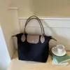 Bolsa Tote Listrada Cáqui de Baixa Saturação para Início de Outono com Aba Contrastante Minimalista Estilosa para o Dia a Dia Ombro
