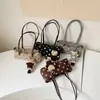 Bolso tipo baguette de alta gama mate estilo coreano para mujer, nuevo modelo otoño 2026, bolso de hombro con lunares texturizados, bolso de moda para el día a día