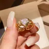 Anillo abierto de doble capa con forma de corazón plisado, incrustaciones de circonita, chapado en oro real de 18 quilates, joyería exquisita de nicho de alta gama