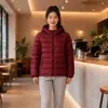 Chaqueta ligera de algodón con plumón transfronteriza para mujer, abrigo corto de algodón cálido con capucha, ropa exterior de otoño e invierno para jóvenes de talla grande, venta al por mayor del fabricante