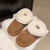 Pantuflas de algodón cálidas y aptas para exteriores para mujer, adecuadas para usar en interiores en invierno, impermeables, antideslizantes, con suelas gruesas, modernas y a la moda, y con diseño de tacón.