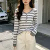 Camiseta de manga larga con botones, cuello redondo, a rayas y bloques de color, estilo retro americano, nueva moda de otoño, top básico versátil y favorecedor