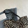 Bolsa de Lona com Estampa de Leopardo para Mulheres 2024 Nova Casual Grande Capacidade Moda Internet Popular Classe Personalizada Mochila de Ombro