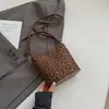 Bolsa de mão super popular de nicho com estampa de leopardo para mulheres no outono e inverno, nova bolsa transversal retrô 2026, bolsa de ombro única estilo balde da moda