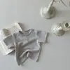 INS Verão Bebê Gola Redonda Fivela Aberta Manga Curta Costas Abertas Camisa Masculina e Feminina Bebê Simples Top