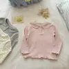 Ropa de primavera y otoño para bebés y niños pequeños, linda camiseta de manga larga con un elegante cuello de muñeca para niñas, top básico versátil, moderno