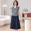 Conjunto de Saia Curta Listrada Casual de Verão para Mãe 2026 Novo Estilo Conjunto de Duas Peças Digno e Elegante para Mulheres de Meia-Idade e Idosas