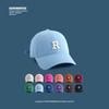 Gorra con visera de etiqueta R de copa suave estilo japonés bordada protección solar estilo coreano gorra de béisbol para hombres y mujeres en todas las estaciones mostrando rostro pequeño sistema de color dopamina