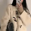 Enviado. Jaqueta curta estilo coreano, modelagem solta, quente, de pelo sintético, com botões de chifre, para mulheres petites.