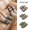 Pantuflas de algodón a cuadros optimizadas para mujer, otoño e invierno, estilo británico retro, pantuflas cálidas antideslizantes y silenciosas para el hogar para hombre