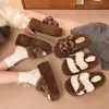 Chinelos de inverno pequenos forrados com fleece para mulheres, para usar ao ar livre, novo estilo, com sola grossa, meio chinelo retrô, chinelos de algodão com estampa de leopardo, 2026