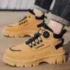 Nuevos zapatos de hombre para otoño e invierno, zapatos de trabajo de caña alta, botines retro de estilo británico para hombre, botas Martin antideslizantes de suela gruesa para hombre