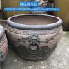 Potes de cerâmica, aquários, grandes tanques de água, lótus e nenúfares, portões de vilas com pátio, jardins à beira-mar, paisagismo com vegetação, plantio de flores e árvores, decorações
