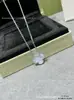 Colar de Trevo de Quatro Folhas para Mulheres, Espessamente Banhado a Ouro Rosa 18K, Não Desbota, Luxo Leve, Nicho, Versátil, Sensação de Alto Padrão, Corrente para Clavícula de Madrepérola