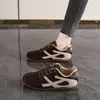 Otoño 2026 Nuevos Zapatos Planos Versátiles Planos de Una Sola Pieza para Mujer con Cordones para Exteriores Transpirables para Mujer Gamuza Casual Zapatos de Entrenamiento Alemanes para Mujer