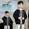Chaqueta con capucha de dos piezas de imitación para niños, primavera y otoño, elegante y genial, nuevo modelo 2026, chaqueta de béisbol estilo coreano para niños mayores, moda urbana de moda para primavera