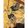 Em Estoque e Enviado em Segundos! Sapatos Estilo Mãe de Uva Estilo Britânico Retrô Fivela Dourada Pequena Bico Redondo Slip-On Salto Grosso Mocassins para Mulheres